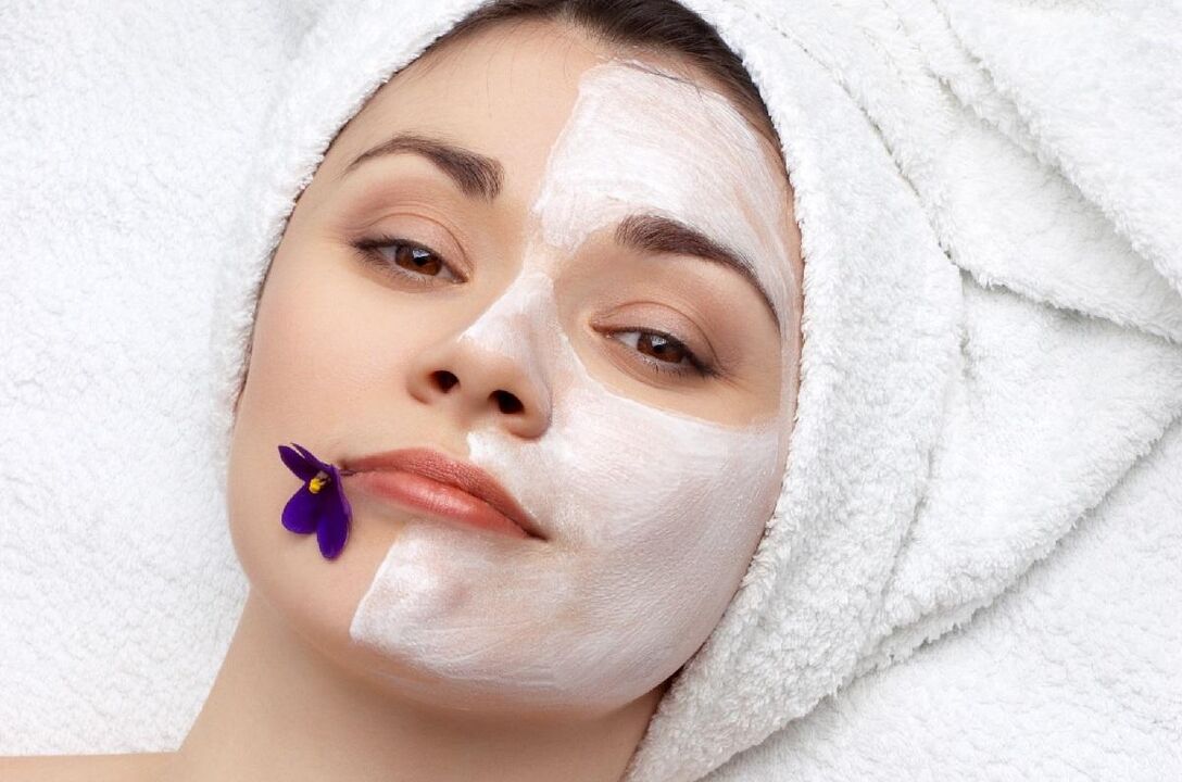 Máscara reafirmante a base de proteínas e crema de leite para o rostro despois de 45 anos