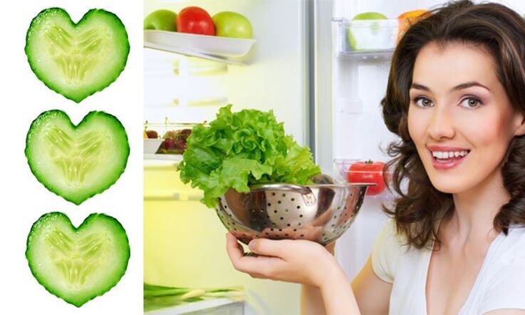 rapaza con produtos cos que se prepara un produto cosmético para o rexuvenecemento da pel facial